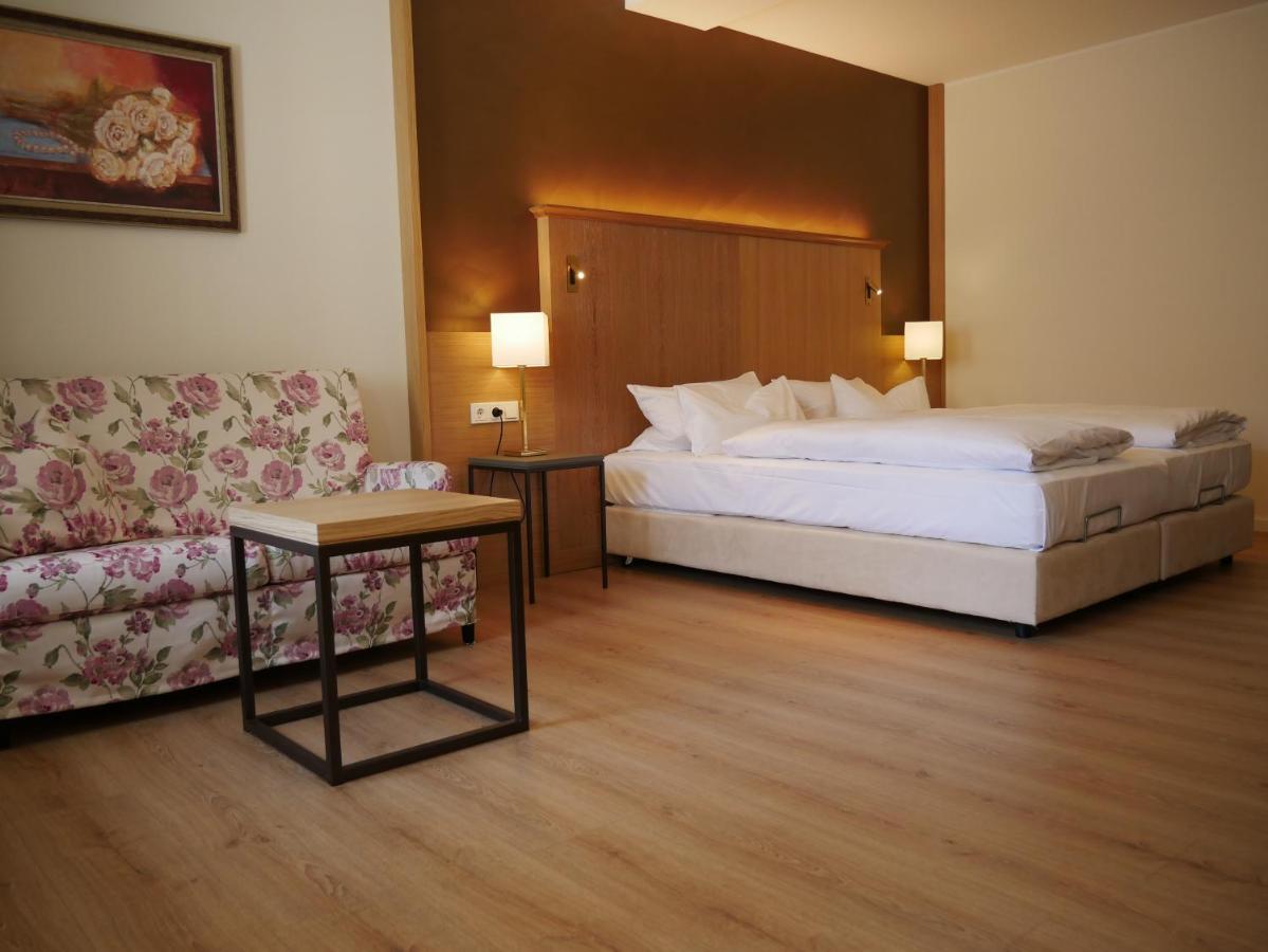 Landgasthof Hotel Hess Neuenstein  Bagian luar foto